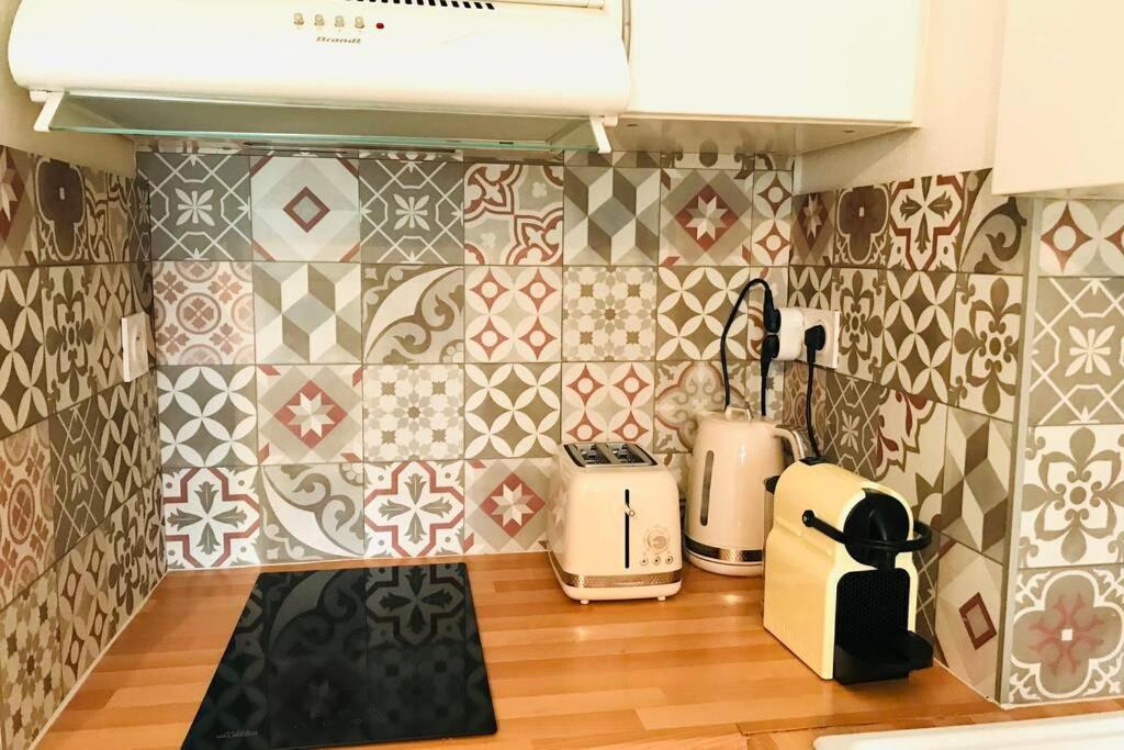 La Petite Pinede Studio Climatise Proche Plage Санари-сюр-Мер Экстерьер фото